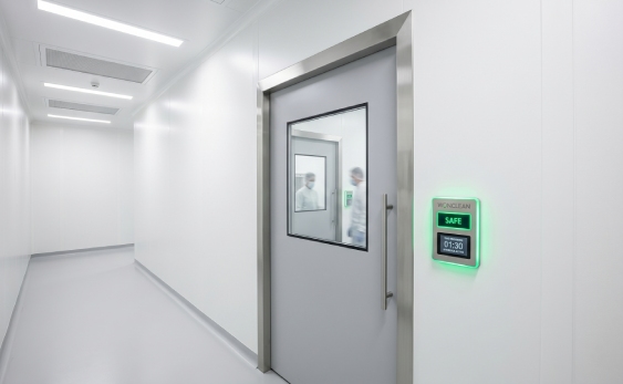 WONCLEAN professional cleanroom door interlock system featuring integrated LED status indicators on a flush pharmaceutical door frame