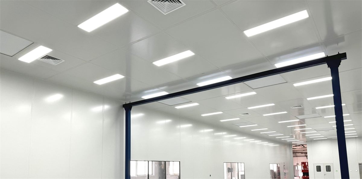 Large ISO Class 5 semiconductor cleanroom with a full grid ceiling, flush lighting and sealed wall panels